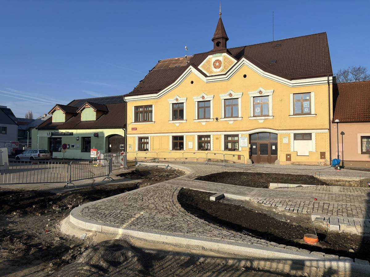 ADMINISTRATIVA ℹ️ v pondělí proběhla dozorčí rada Veselských služeb, která se seznámila s finančním plánem společnosti pro rok 2026 a se skutečnou cenou tepla za rok 2025 ℹ️ ve středu proběhlo zasedání zastupitelstva města, přičemž nejdůležitějším bodem jednání byla I. rozpočtová změna 2026 ℹ️ ve čtvrtek a v pátek bylo zahájeno posuzování uchazečů ve výběrovém řízení na referenta/ku veřejných zakázek (6 zájemců) a referenta/ku poplatků (22) STAVEBNÍ PRÁCE A ÚDRŽBA ℹ️ v týdnu pracovníci Veselských služeb připravovali harmonogram jarního úklidu a nádoby na výsadbu zeleně ℹ️ v úterý při pracích na fasádě hasičárny došlo k pádu dělníka z lešení, který bohužel zranění podlehl, věc šetří Policie ČR ℹ️ během týdne se intenzivně pokračovalo v rekonstrukci zubní ordinace v č.p. 477 (MDDr. Novotná) tak, aby byla od 1. dubna připravena  ZAJÍMAVOSTI ℹ️ v sobotu Box Club Veselí nad Lužnicí úspěšně uspořádal už druhý ročník BANES galavečeru bojových sportů ve spolupráci Restart Gym Soběslav ℹ️ Kavárna Petranatopece, jako jediný zástupce našeho města v anketě o NEJ kavárnu na Táborsku, bojuje o první příčku www.taborsky.denik.cz – anketa-nej-kavarna