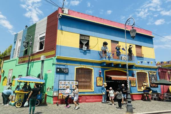 03.03.26 18.00  Jiří Kafíno Kafka je atypický sólo cestovatel. Poprvé bez cestovky vyráží na cestu až v padesáti… Opustil úspěšnou kariéru fotbalového trenéra a začal objevovat svět. Bez znalosti jazyků a sim karty. Zajímá ho život obyčejných lidí, jejich zvyky a kultura. O svých každodenních zážitcích, ale i těch těžko uvěřitelných, rád...