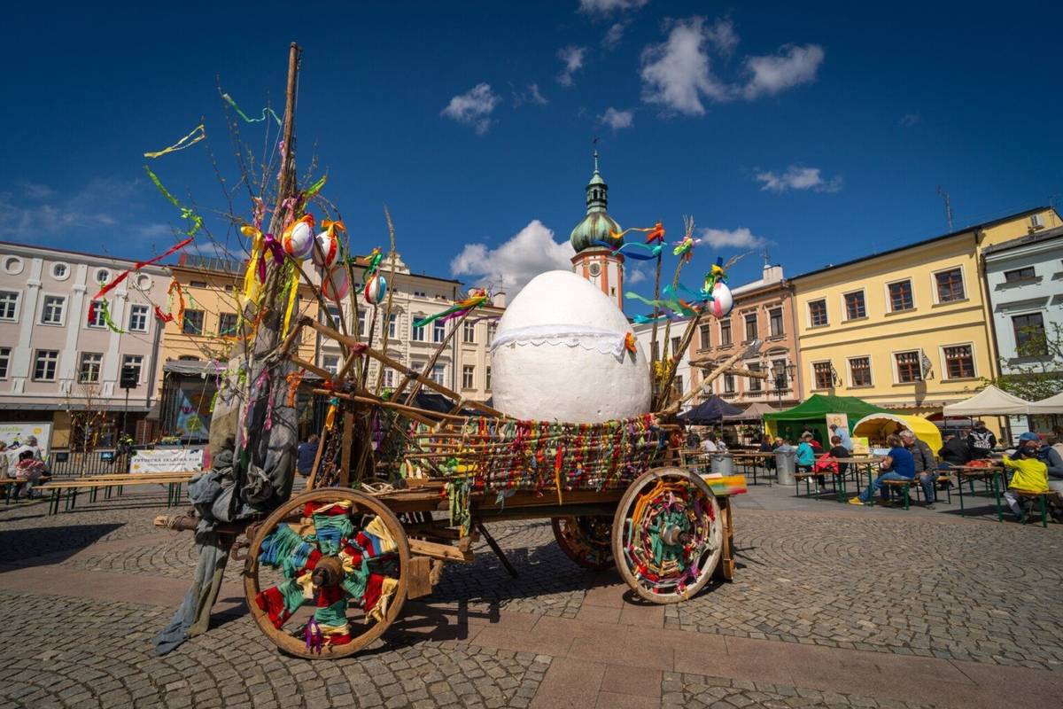 Kultura FM hledá zájemce o stánkový prodej s vhodným sortimentem a nabízí prostor těm, kteří by rádi za účelem prodeje předvedli ukázky tradičních zvyků, technik, řemesel s velikonoční tematikou či ochutnávky velikonočních jídel a občerstvení, které k těmto svátkům patří.  Termín: Čt 2. – So 4. 4. 2026, náměstí Svobody, Místek | čas: 10.00 – 18.30 V případě zájmu volejte na telefonní číslo +420 777 728 777 nebo pište na e-mail: vlastimil.matejka@kulturafm.cz.
