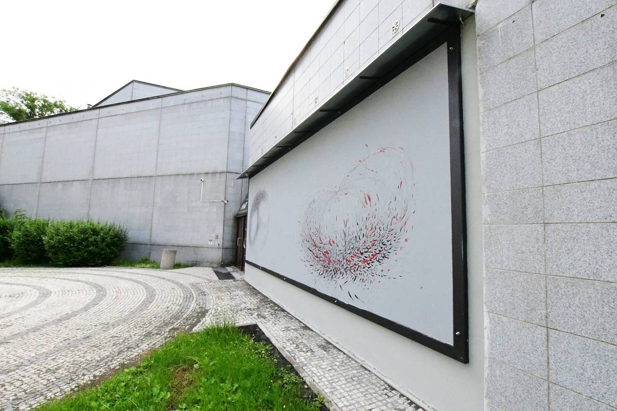 Město Litoměřice vyhlašuje otevřenou výzvu k účasti ve výběrovém řízení na realizaci výstavních projektů v rámci Galerie na zdi pro období 2026/2027. Do soutěže se mohou přihlásit studenti uměleckých oborů středních a vysokých škol i gymnázií, profesionální umělkyně a umělci, jednotlivci i autorské týmy působící v Ústeckém kraji.  Galerie na zdi prezentuje současné umění ve veřejném prostoru od roku 2023 a jejím cílem je dlouhodobě oživovat městské prostředí prostřednictvím dočasných uměleckých realizací přístupných široké veřejnosti. Zadáním soutěže je zpracování návrhu dočasné umělecké intervence určené pro galerijní plochu o rozměrech 250 × 750 centimetrů, kterou je možné vizuálně členit do více polí. Výstavní panel je umístěn na fasádě Domu kultury. Instalace vítězných děl proběhnou v květnu a listopadu 2026, přičemž výstavní sezóna potrvá od května 2026 do dubna 2027. V soutěži budou vybrána dvě vítězná díla, z nichž každé bude na ploše galerie prezentováno po dobu šesti měsíců. Přihlásit lze především plošná díla, která mohou být realizována formou velkoformátového tisku aplikovaného na plochu obdobně jako billboard, nebo vzniknou přímo na místě například malbou, kresbou či sprejem. S vybranými autory město uzavře smlouvu, která zajistí součinnost při realizaci i materiálové zabezpečení. Za každé realizované dílo náleží autorce či autorovi honorář ve výši 20 tisíc korun. Obě instalace budou zahájeny vernisáží a doprovodí je regionální mediální prezentace. Návrhy je nutné odevzdat výhradně ve fyzické podobě, nikoli elektronicky, a to například jako tištěné vizualizace, fotomontáže, skici, kresby či malby do maximálního formátu B1 (100 × 70 cm). Součástí podání musí být i dokument obsahující identifikační a kontaktní údaje autora nebo členů týmu, datum narození, adresu trvalého pobytu, u studujících také název oboru a ateliéru, jméno vedoucího pedagoga a adresu školy, a dále stručný popis koncepce díla včetně způsobu jeho aplikace na danou plochu. Návrhy je třeba vložit do pevných papírových složek nebo tubusu; v jiných obalech nebudou přijaty. Z technických důvodů nebude možné přihlášené návrhy ani jejich obaly vracet. Účast v soutěži je bez poplatku a nevzniká při ní nárok na skicovné. Obal s návrhem, viditelně označený „Galerie na zdi 2025/2026“, je možné doručit osobně nebo poštou nejpozději do 31. března 2026 na adresu: Městský úřad Litoměřice, Odbor školství, kultury, sportu a památkové péče, Pekařská 114/2, 412 01 Litoměřice.   Vítězné návrhy vybere hodnotící komise složená ze zástupců odborné veřejnosti a městského úřadu. O výsledku budou autoři informováni e-mailem v průběhu dubna 2026 a jména vybraných autorů budou následně zveřejněna na webových stránkách města. Dotazy k výzvě je možné směřovat na kurátorku projektu na e-mailu kahuda.klokockova@gmail.com nebo na telefonním čísle 606 875 606.