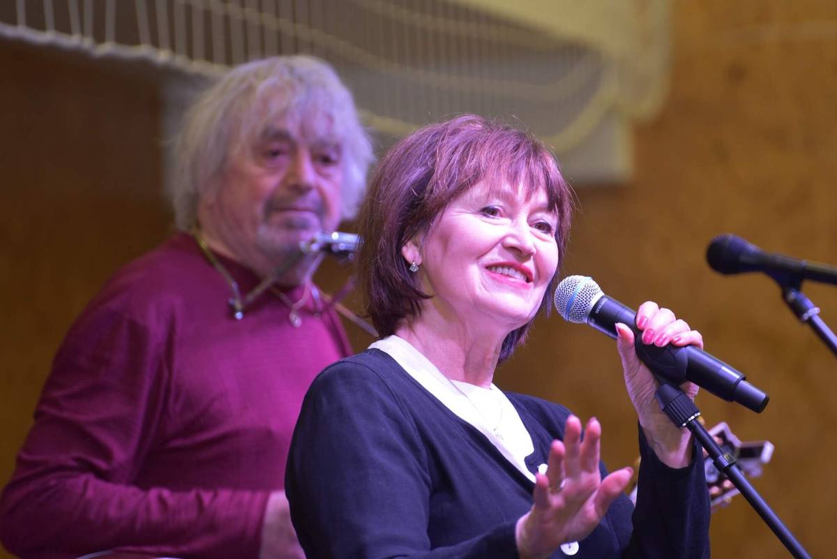 V návaznosti na tradiční setkání rodáků pořádané v minulých letech proběhlo v neděli 1. března 2026 setkání s přáteli, sousedy, důchodci i rodáky. Hlavním bodem programu byl koncert známé zpěvačky Petry Černocké, kterou na kytaru a foukací harmoniku doprovázel její manžel Jiří Pracný. Posezení proběhlo ve sportovní hale. Využili jsme toho, že předcházející den byl myslivecký ples, takže na palubovce byly stoly se židlemi, k dispozici byl i taneční parket. Celou akci fotografoval Pavel Švajdler (děkujeme!), vybrané fotografie jsou součástí obecní fotogalerie: https://www.vysoka-nad-labem.cz/fotoglerie/pratelske-posezeni-vysocaku-a-koncert-petry-cernocke. Všechny fotografie jsou zde:  https://www.rajce.idnes.cz/swapa/album/rodaci-z-vysoke-nad-labem-2026 Počet návštěvníků odhadujeme na 200 a věříme, že se toto nedělní odpoledne všem líbilo. Lze tak soudit i z toho, že ještě dlouho po koncertě lidé neodcházeli a povídali si.  Jiří Horák