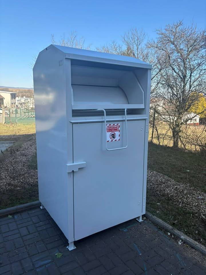 Nově přistavený kontejner na sběr oděvů