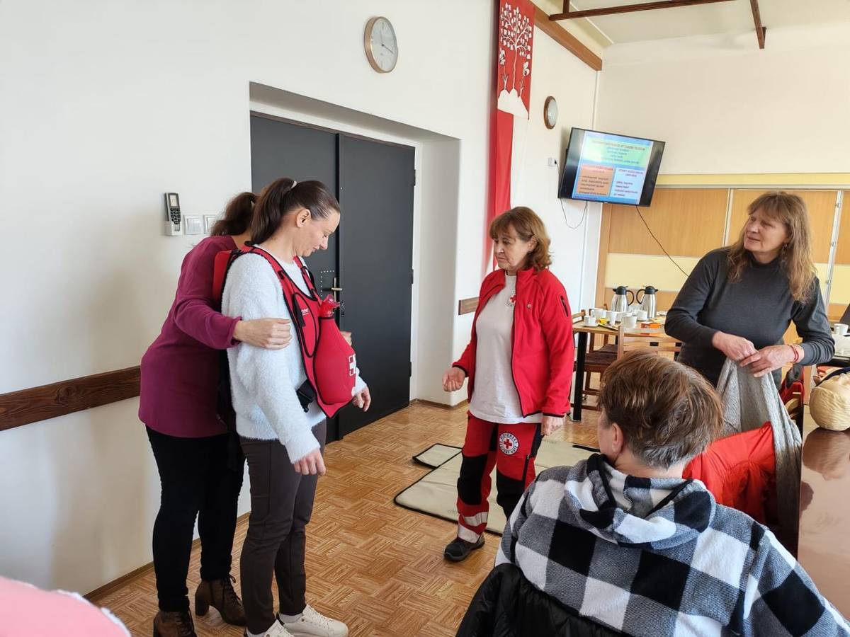 Opatrovateľky, ktoré pôsobia v našom meste, si dňa 25. februára rozšírili svoje znalosti v poskytovaní prvej pomoci.