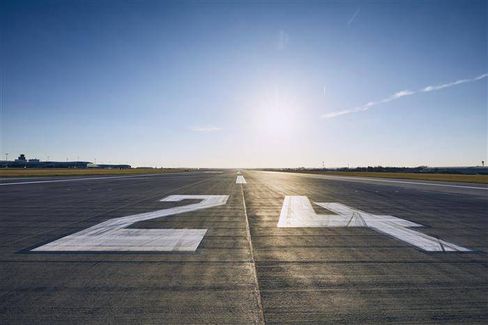 Letiště Praha pokračuje v modernizaci okolí hlavní dráhy Praha, 24. února 2026 V pondělí 30. března 2026 bude zahájena druhá etapa uzavírky hlavní dráhy 06/24, která potrvá 4,5 měsíce. Stejně jako v loňském roce dojde v okolí hlavní dráhy k nutným stavebním a technologickým pracím, které mají za cíl udržet dráhu ve standardech požadovaných předpisy a zvýšit provozní bezpečnost a spolehlivost. Veškerý provoz letadel bude po dobu uzavírky hlavní dráhy převeden na vedlejší dráhu 12/30, která svými příletovými a odletovými směry vede letadla nad hustě osídlenými částmi Prahy a Středočeského kraje, Letiště Praha do výstavby paralelní dráhy však nemá jinou možnost. Uzavírku využije také společnost Pražská plynárenská, Ředitelství silnic a dálnic a Řízení letového provozu ČR.