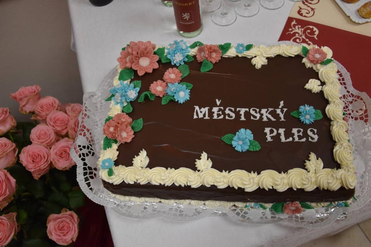 V sobotu se uskutečnil 9. ročník městského plesu, který se nesl v příjemné atmosféře plné hudby, tance a dobré nálady. Velmi nás těší, že si cestu na tuto slavnostní událost našlo tolik z vás a společně jsme si užili krásný večer.