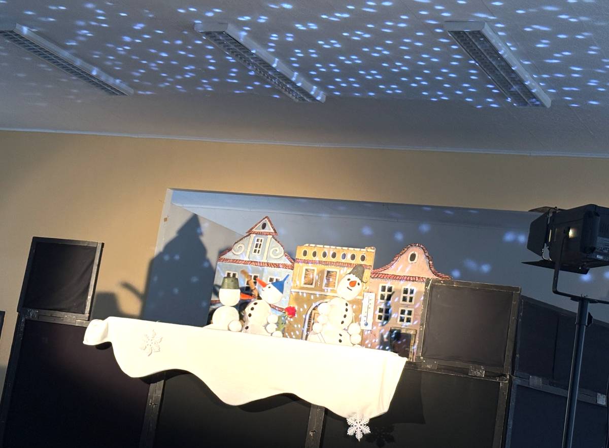 Sousedské odpoledne s pohádkou v KD Žiželice – poděkování a ohlédnutí V sobotu 28. 2. 2026 proběhlo v kulturním domě v Žiželicích sousedské odpoledne spojené s loutkovou pohádkou. Děkuji všem, kteří přišli – a také těm, kteří se podíleli na přípravě a průběhu akce. Od 14:00 se v kulturním domě začaly scházet místní ženy a seniorky, některé z nich jsme přivezli autem. Obec pro účastníky zajistila čerstvou horkou kávu a paní Hana Vaněčková spolu s paní Věrou Malákovou připravily výborné sladké pohoštění. Velmi si vážím toho, že se lidé setkali a v přátelské atmosféře spolu téměř dvě hodiny hovořili a sdíleli své vzpomínky. Od 15:00 navázala loutková pohádka Tři sněhuláci v podání Loutkohereckého spolku Jitřenka. Pohádka byla milá, výchovná a pozitivní – děti zaujala a pobavila, a příjemným zpestřením byla i pro dospělé. Pro děti obec připravila drobné občerstvení, včetně džusu a oplatky jako malé svačiny. Více ve fotogalerii. Setkání přineslo i několik podnětů a nápadů pro další obecní aktivity. Děkuji za ně a budu se snažit je postupně proměnit v konkrétní kroky. Ještě jednou děkuji všem za účast a příjemnou atmosféru. Jaroslava Mangová  starostka obce Žiželice