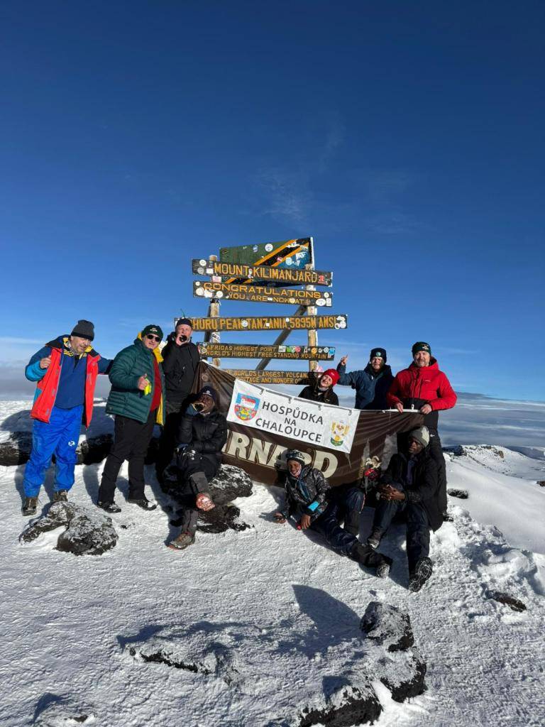 Město Skalná děkuje reprezentantům Hospůdky na Chaloupce za skvělou reprezentaci našeho města při výstupu na nejvyšší horu Afriky – Kilimandžáro (5 895 m n. m.).