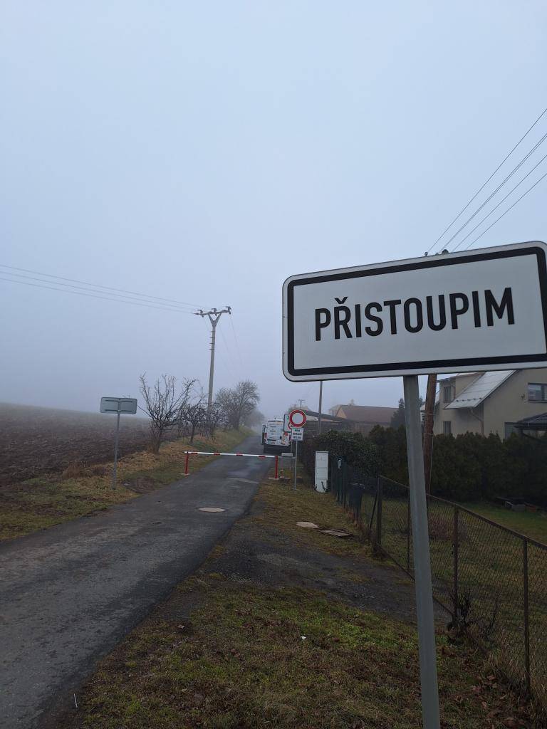 Závora je instalována! Omezení průjezdu vozidel a zvýšení bezpečnosti na naší účelové komunikaci na odbočce ze silnice Praha - Kolín (I/12) platí ode dneška, tj. od 2.3.2026.