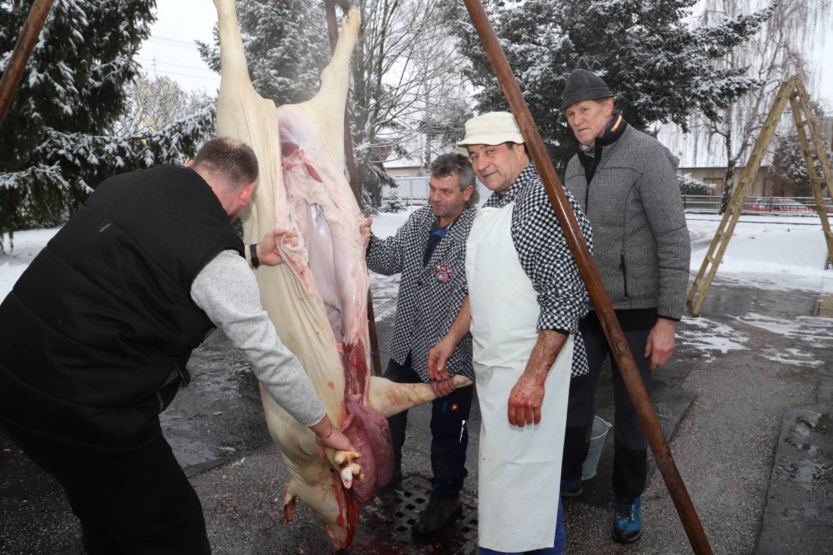 Fašiangy v našej obci opäť ukázali, že tradície majú pevné miesto a najväčšiu hodnotu vtedy, keď sa spoja ochota, pracovitosť a úprimná spolupatričnosť.