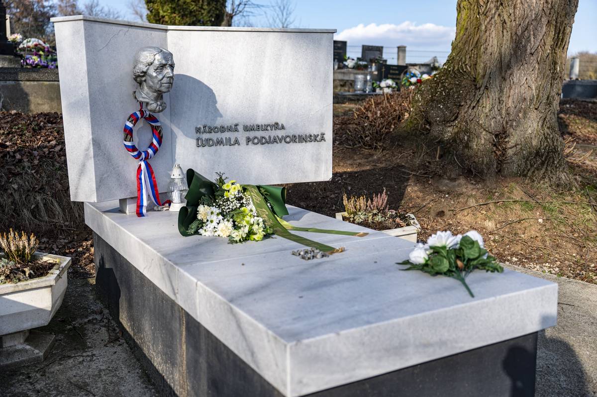 V tichu marcových dní si pripomíname ženu, ktorej slová prežili čas. Ľudmila Podjavorinská – poetka a prozaička, ktorá sa narodila 26. apríla 1872 v Horných Bzinciach a posledné roky svojho života prežila v Novom Meste nad Váhom, kde 2. marca 1951 navždy utíchol jej hlas. Tento rok si pripomíname 75 rokov od jej odchodu, no jej verše a príbehy zostávajú živé.     Akoby jej sudičky pri kolíske darovali veľké bohatstvo ducha, no zároveň ju vystavili skúškam, ktoré by iných odradili. Od detstva bola chorľavá a život jej často staval do cesty prekážky. Epidémia kiahní, ktorá zasiahla jej zrak, bola jednou z tých, ktoré mohli zlomiť človeka – no ju nezlomili.     Tá, ktorú jej otec s láskavou nehou nazýval „Matejovo húsa“, rástla napriek slabému zdraviu silou ducha. V tichu izieb, v knihách a v pozorovaní sveta objavila dar slova – a práve ten sa stal jej najväčšou oporou.     Keď mala len pätnásť rokov, objavilo sa jej prvé prozaické dielko Štedrý večer vo vianočnom čísle Slovenských novín v roku 1887. Bol to len malý krok, no otvoril cestu, ktorá ju priviedla k slovenským čitateľom. O niekoľko rokov neskôr už jej texty nachádzali miesto v Národných novinách či Slovenských pohľadoch – a meno Podjavorinská sa postupne zapisovalo do literárnej pamäti národa.     Jej poézia bola často zrkadlom jej citlivého vnútorného sveta. Próza však pevne kráčala po zemi – medzi ľuďmi, ich starosťami, radosťami i drobnými osudmi všedného života. Vedela pozorovať a rozumieť človeku.     A hoci jej osud nedoprial byť matkou, stala sa blízkou deťom. V jej veršoch našli nežnosť, humor aj múdrosť. Pre mnohé generácie sa stala tetou Ľudmilou, ktorá rozprávala príbehy s iskrou radosti. Sama totiž verila, že radosť je pre detskú dušu tým, čím je slnko pre bylinku – silou, ktorá ju necháva rásť.     Dnes si jej pamiatku uctilo aj vedenie mesta Nové Mesto nad Váhom, ktoré položilo kvety ako tichú spomienku na spisovateľku, ktorá je navždy spojená s naším mestom.     Marcové stretnutia s Podjavorinskou   Počas marca si jej život a dielo pripomenieme viacerými podujatiami:   3. marec 2026 | 17.00 | Mestské kultúrne stredisko Padali hviezdy, padali – literárno-hudobné pásmo zo známej i menej známej tvorby Ľudmily Podjavorinskej.     10. marec 2026 | 18.00 | Výstavná sieň Mestského kultúrneho strediska -koncert Klubu priateľov hudby - Venované Ľudmile Podjavorinskej     19. marec 2026 | 16.00 | Podjavorinské múzeum vernisáž výstavy „Ľudmila Podjavorinská – slovo ako dedičstvo“.   Ľudmila Podjavorinská zanechala v našom meste aj v slovenskej literatúre stopu, ktorú čas nezmazal. Jej príbeh je príbehom odvahy, vytrvalosti a tichej sily slova.     A možno práve preto je stále blízka – nielen v knihách, ale aj v spomienkach ľudí.     Ako ju vnímate vy? Ktorý verš, príbeh alebo spomienka na Ľudmilu Podjavorinskú vám zostal v pamäti? Podeľte sa o svoje spomienky – možno práve tie pomôžu jej slovám žiť ďalej.     Foto: Jana Krištofovičová/2026/2021