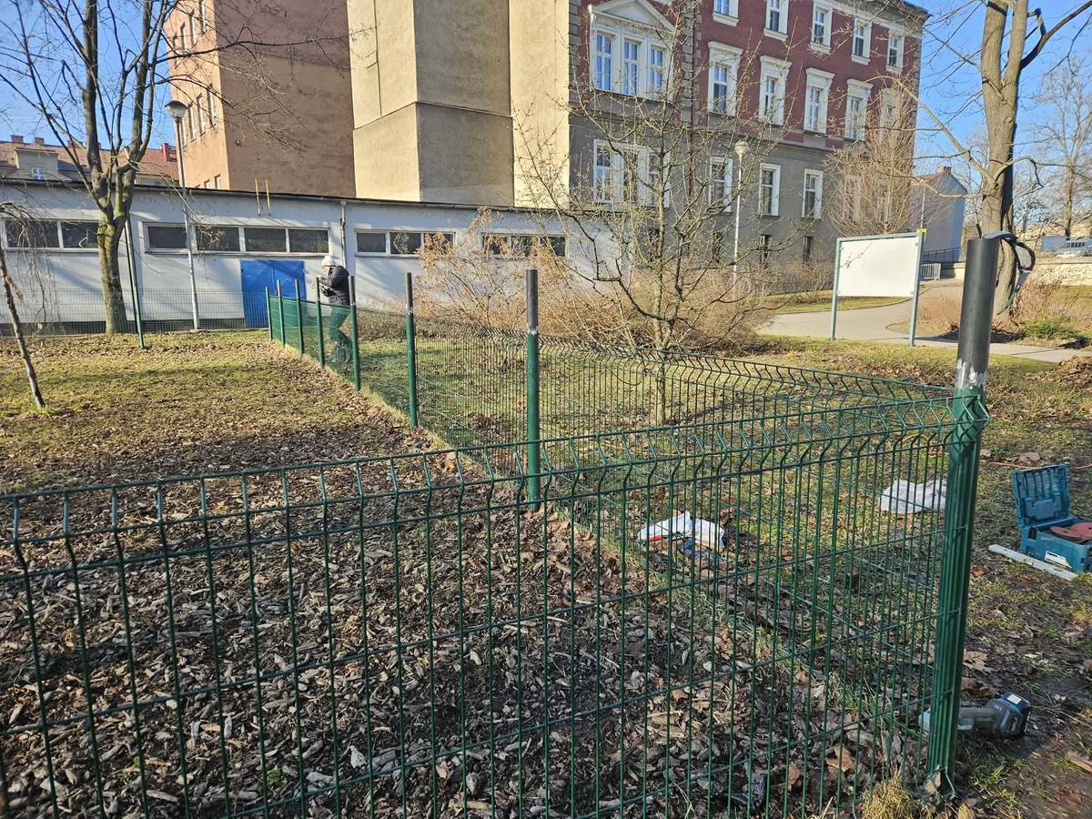 Od dnešního dne do čtvrtku budou v dopoledních hodinách probíhat práce na úpravě oplocení v psím výběhu na nábřeží Míru. Současně zde bude navezena také podkladová štěpka, která přispěje k lepšímu a pohodlnějšímu povrchu areálu. Prosíme majitele pejsků o zvýšenou pozornost. V průběhu prací může nastat situace, kdy nebude vhodné čtyřnohé kamarády v areálu vypouštět. Děkujeme za pochopení a ohleduplnost.