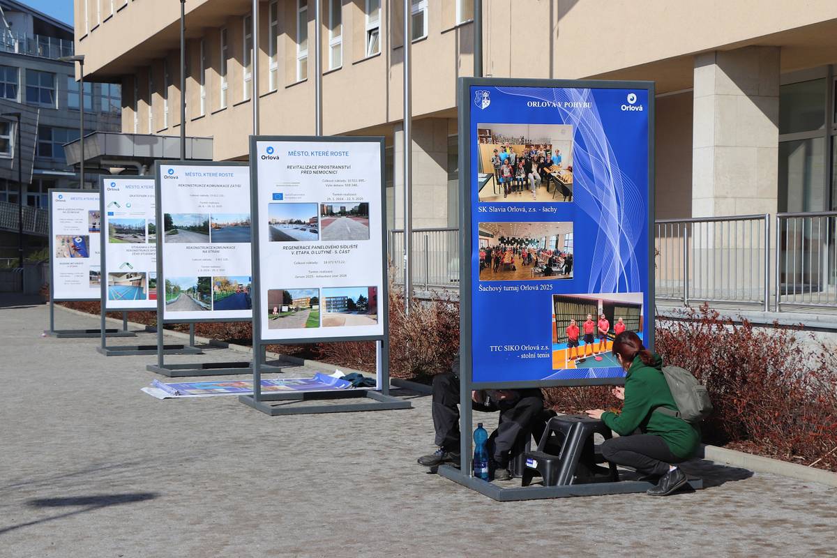 Před několika okamžiky byla na náměstí 28. října nainstalována nová výstava s názvem Město, které roste. Výstava mapuje proměny Orlové za poslední čtyři roky. Jednotlivé bannery přehledně poukazují na jednotlivé investiční akce, jejichž výsledkem jsou nová sportoviště, parkoviště, zrekonstruované komunikace a další prvky městsk...