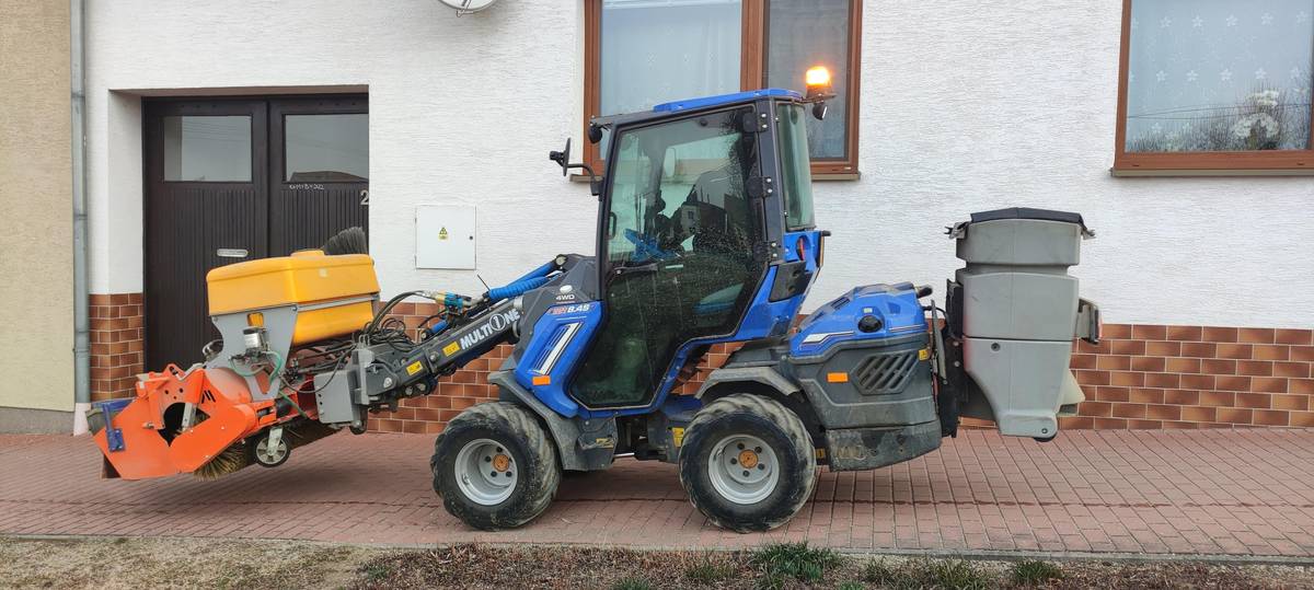 Tento týden jsme zahájili strojní zametání chodníků a komunikací. Od úterý se bude technika pohybovat na Šibeníku, kde jsme v předchozích dnech odstranily silnou vrstvu posypového materiálu. Úklid bude následovat v lokalitě Sychrov, zámek, náměstí a dále. O místech úklidu budeme průběžně informovat. Dbejte dopravních značek a instrukcí obecních zaměstnanců.