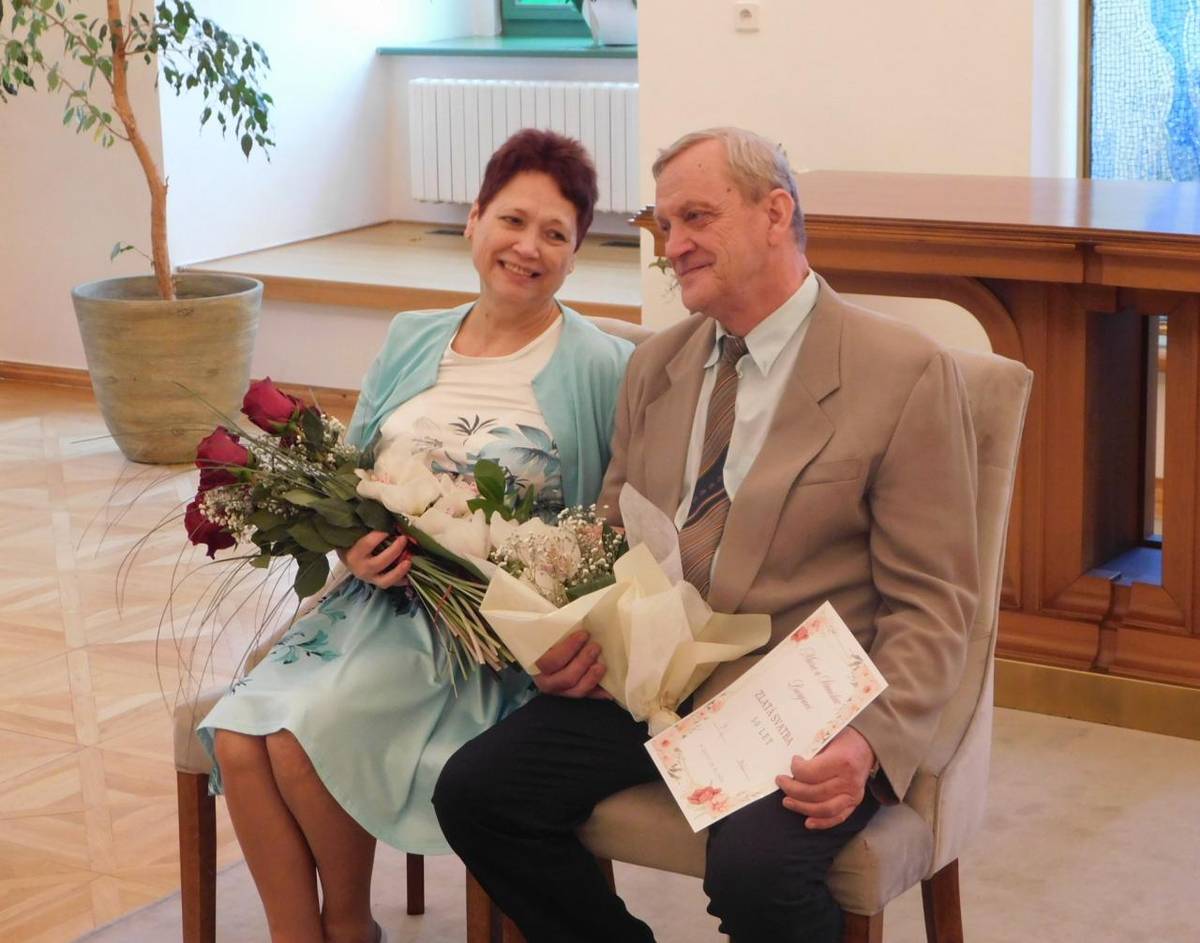 Významné životní jubileum si dnes se svými nejbližšími připomněli na žatecké radnici manželé Stanislav a Marie Burgrovi, kteří slaví padesát let společného života – zlatou svatbu. K ní jim pogratuloval starosta Žatce Radim Laibl.