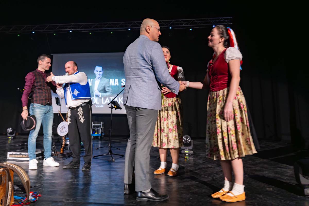 🪗Vypredaná sála kultúrneho centra, autorské aj ľudové piesne a priateľská atmosféra...   👏Pavol Laták, Sestry Bacmaňákové a Moštenskí pajtáši to v nedeľu 1.3.2026 rozbalili v Nemšovej vo veľkom štýle...  🎤,,Mám hudbu rád TOUR" bolo predstavenie spevu, tanca, hry na hudobných nástrojoch, podčiarknuté hovoreným slovom...   📱Celá fotogaléria z podujatia dostupná na: https://www.nemsova.sk/mesto/fotogaleria/   📸Autor fotografií: Peter Sobek