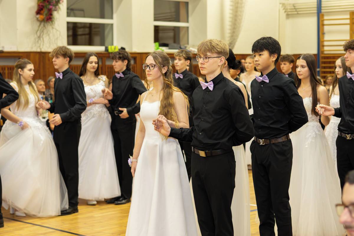 Reprezentační ples města Vracova, který se odehrál o poslední únorové sobotě, se letos nadmíru vydařil! Zaplněný sál a slavnostní atmosféra byly jasným důkazem toho, že tato společenská událost má v našem městě své pevné místo.  Na pódiu se střídala DH Vracovjáci se skupinou Ferrum a díky jejich rytmům a pestrému repertoáru to na parketu žilo po celý večer.  Chybět nemohla ani bohatá tombola s atraktivními cenami, vinotéka spolku Vracovští vinaři, která nabídla kvalitní místní vína, a oblíbený fotokoutek, kde si návštěvníci mohli pořídit veselou památku na tento výjimečný večer.  Velmi nás těší, že bylo vyprodáno a že jste si tuto slavnostní událost přišli užít v tak hojném počtu. Poděkování patří všem sponzorům za jejich štědrou podporu, účinkujícím za profesionální vystoupení, organizátorům za pečlivou přípravu celé akce a samozřejmě všem návštěvníkům, kteří vytvořili nezapomenutelnou atmosféru.  Skvělou náladu letošního plesu si můžete připomenout ve fotogalerii, kde naleznete více jak 200 fotografií.  Těšíme se na setkání při dalších společenských akcích města!