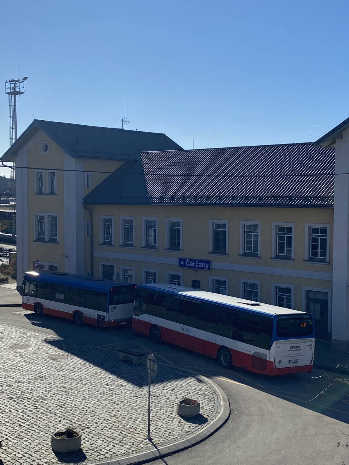 ℹ️ Informace k náhradní autobusové dopravě v Čerčanech:  📍 odkaz pro bližší informace    S80 - pouze v pracovní dny od cca 8:00 do cca 17:00 Vlaky jsou v úseku Čerčany–Samechov–Sázava nahrazeny autobusy náhradní dopravy v několika trasách dle výlukového jízdního řádu: rychlíková linka XR80 v trase Čerčany–Sázava a zpět (bez mezizastávek) linka XS80 v trase Čerčany – Chocerady – Stříbrná Skalice – Plužiny – Sázava zastávka – Sázava a zpět (obsluhuje pouze uvedené stanice a zastávky) linka XS83 (pouze ve dnech 2. 3. a 3. 3.) v trase Čerčany – Lštění – Zlenice a zpět linka XS84 (pouze ve dnech 2. 3. až 5. 3.) v trase Čerčany – Hvězdonice – Chocerady – Vlkovec – Samechov a zpět (obsluhuje pouze uvedené stanice a zastávky) Ve dnech 2. 3. , 3. 3., 6. 3. a 9. 3. jedou v úseku Sázava – Samechov vlaky souběžně s autobusy náhradní dopravy. Ve dnech 4. 3. a 5. 3. jedou v úsecích Sázava – Samechov a Hvězdonice – Čerčany vlaky souběžně s autobusy náhradní dopravy. Přestup mezi vlaky a náhradní dopravou z/do Čerčan je vždy ve stanici Sázava.