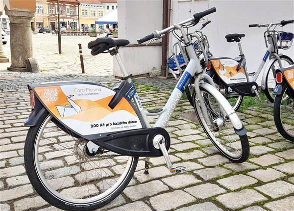 Město Pelhřimov zahájilo 1. března novou sezónu sdílených kol provozovaných společností Nextbike. Služba, která je součástí podpory udržitelné městské mobility, vstupuje do dalšího roku provozu s pozitivními výsledky i rostoucím zájmem veřejnosti. Sdílená kola jsou již rozmístěna na svých stanovištích a připravena k využití. Obyvatelé i návštěvníci města je mohou využívat pro každodenní cesty do zaměstnání, do škol, za službami i pro volnočasové aktivity.