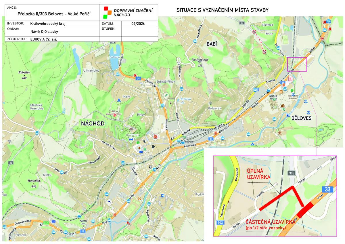 Dovolujeme si Vás informovat o realizaci stavebního objektu – okružní křižovatky na mezinárodní silnici I/33 v prostoru obchodní zóny u hypermarketu Albert, v bezprostřední blízkosti hraničního přechodu Náchod – Kudowa-Zdrój. Tento objekt je součástí stavební akce „Přeložka silnice II/303 Běloves – Velké Poříčí“. V průběhu realizace bude zavedeno dočasné dopravní omezení v prostoru staveniště, které bude mít výrazný vliv na plynulost dopravy. Provoz bude veden v omezeném režimu (částečné zúžení jízdních pruhů/řízení provozu regulovčíky/přechodným dopravním značením). Lze očekávat tvorbu kolon, zejména ve špičkových hodinách a při zvýšené tranzitní dopravě směřující ke státní hranici. Z uvedeného důvodu žádáme dopravce, dotčené společnosti a občany, aby v době realizace zvážily využití alternativních hraničních přechodů a případně upravily své dopravní trasy s cílem minimalizovat zatížení dotčeného úseku. Předpokládané termíny realizace: I. Etapa 16.3.2026 – 3.5.2026 (doprava zúžena do 2 pruhů- obousměrný provoz) II. Etapa 4.5.2026 – 14.6.2026 (doprava zúžena do jednoho pruhu !!- kyvadlový provoz)