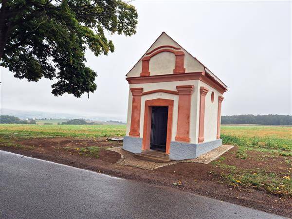 Hlasujte v anketě Zlatá jeřabina – Cena Kraje Vysočina za kulturní počin roku 2025 v kategorii Péče o kulturní dědictví a podpořte svým hlasem kapličku sv. Mikuláše na Vlásenické silnici u Pelhřimova, která je nominována na tuto prestižní cenu. Hlasování se koná od 1. do 31. března na webových stranách Kraje Vysočina.