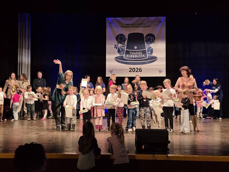 Děti z naší mateřské školy se zúčastnily přehlídky mateřských škol Valašský klobouček, kde s radostí předvedly své vystoupení před početným publikem.