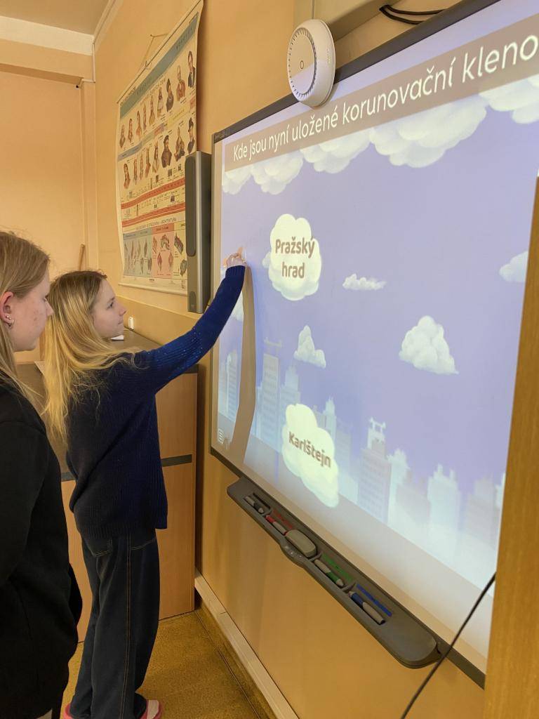 Některé hodiny v naší škole jsou zajímavější, jiné nudnější. Učitelé se snaží, aby hodiny byly zajímavé, a snaží se do hodin dostávat i moderní technologie.