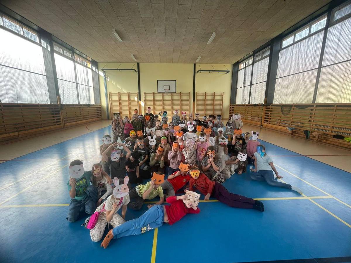 Ve školní družině bylo v únoru opět velmi živo. Období plné radosti, soutěžení i společné zábavy jsme si užili opravdu naplno – ať už při masopustním veselí, volbě MISS a MISSÁKA nebo při zimních olympijských hrách.
