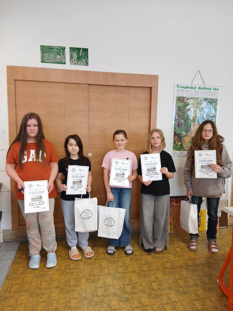 Pátá, šestá a sedmá třída se zapojily do výtvarné soutěže Namaluj přírodu Atlas Bios v Přerově na téma ,, Zvířata na lovu“ . Gratulujeme děvčatům, která získala za své obrázky zasloužená ocenění. Kdože to vyhrál?