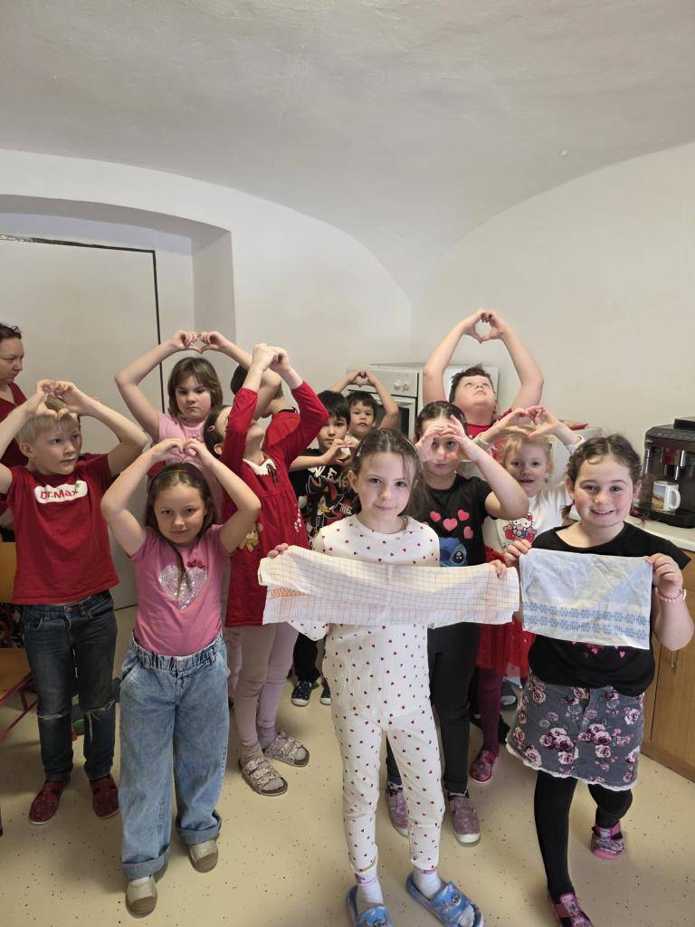 Dnešní den byl plný kamarádství, překvapení a laskavých gest. Připomněli jsme si, jak je krásné, když někomu uděláme jen tak radost. Pečenými malinovými srdíčky všechny mile překvapila horní třída.
