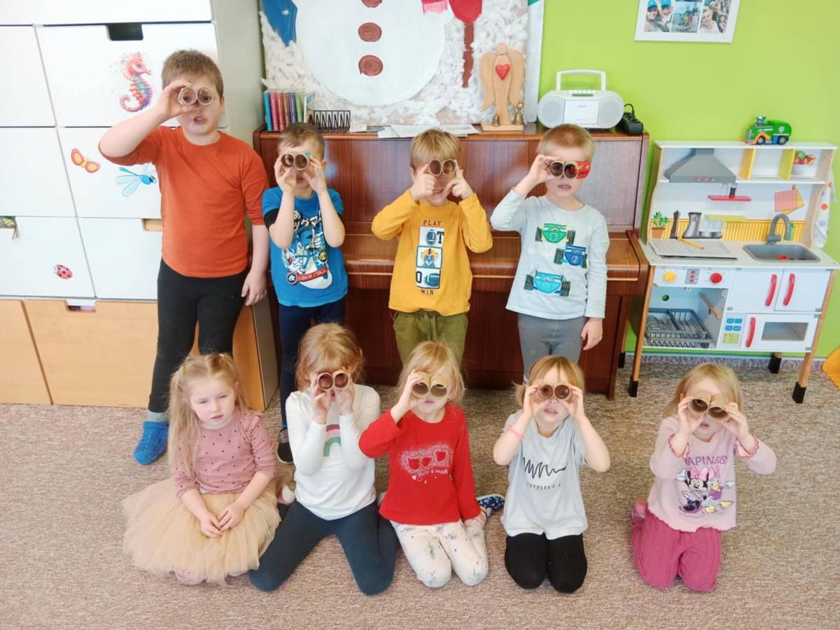 Do projektu Recyklohraní – Ostrov pokladů se zapojily děti z MŠ i žáci ZŠ. Děti si vyrobily jednoduchý dalekohled z ruliček od toaletního papíru, které spojily a výtvarně dotvořily podle vlastní fantazie.