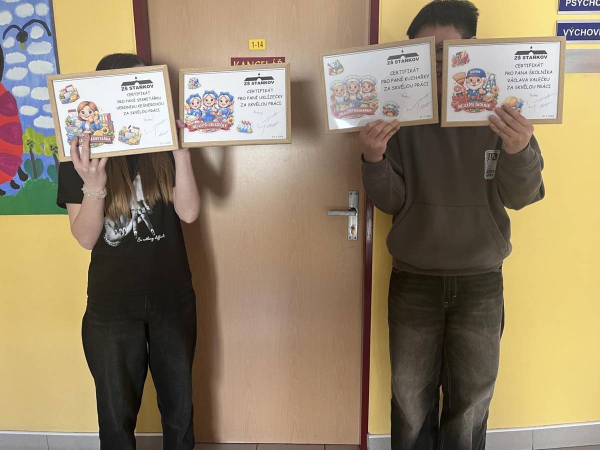 Žákovský parlament naší školy připravil předání certifikátů nepedagogickým pracovníkům. Chtěli jsme vyjádřit uznání lidem, kteří nejsou každý den před tabulí, ale bez nich by škola jednoduše nefungovala.
