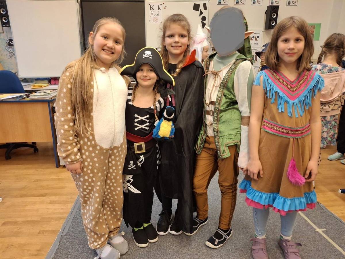 Ani letos jsme nemohli opomenout řádně oslavit masopust. Jako každý rok i tentokrát se zájemci mohli převléknout do jakéhokoli kostýmu a zúčastnit se soutěže o nejlepší masopustní kostým a poté si užít jedinečnou diskotéku v kostýmech. Letos jsme přizvali i děti ze 7. oddělení družiny…