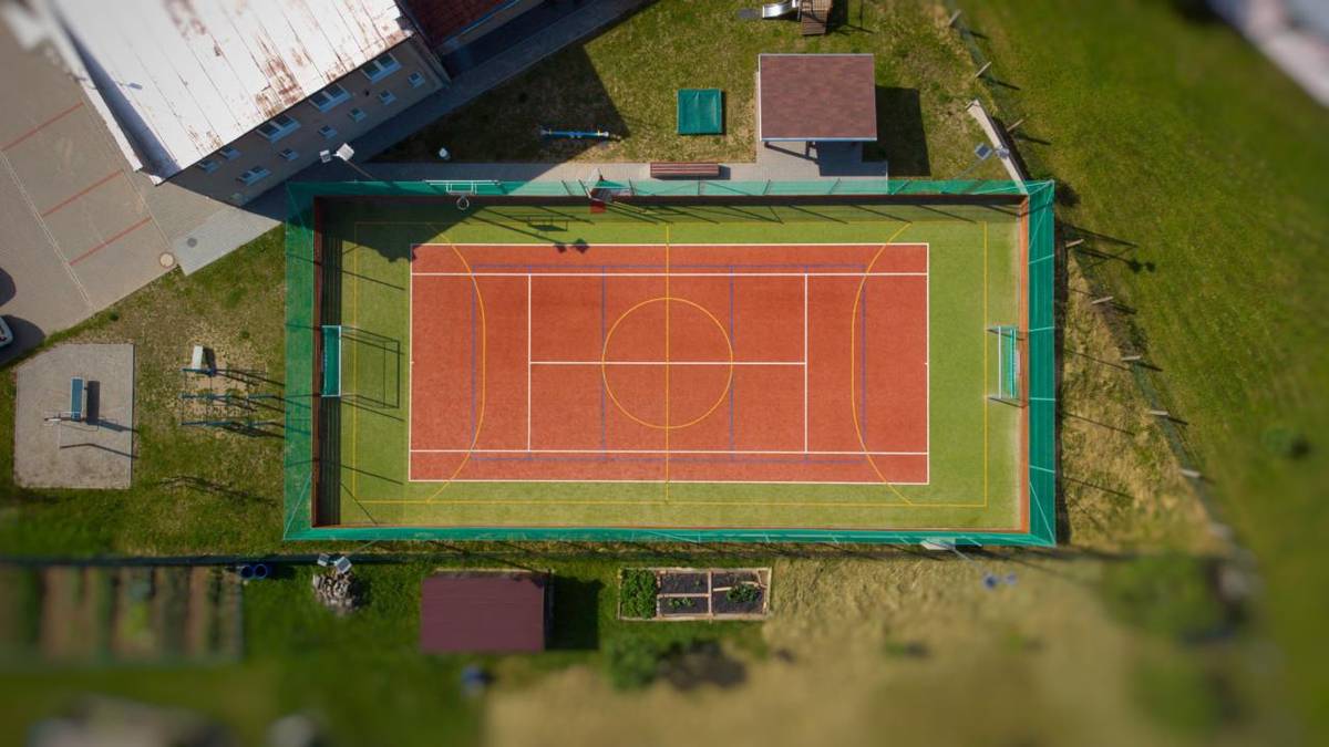 Otevřené sportovní hřiště u OÚ Nemojany