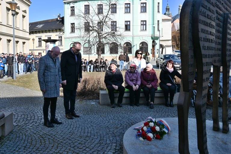 Již 176. výročí narození prvního československého prezidenta T. G. Masaryka si v pátek 6. března připomnělo město Hranice. Pietní akt se uskutečnil v deset hodin u památníku T. G. Masaryka na Školním náměstí.