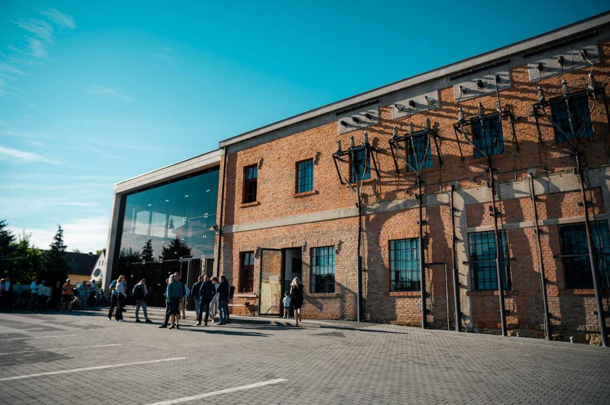 Najsilnejšia stand - up comedy banda. Budú Vás baviť Jakub Lužina, Joe Trendy, Juraj Šoko Tabaček a Matej Adámy.