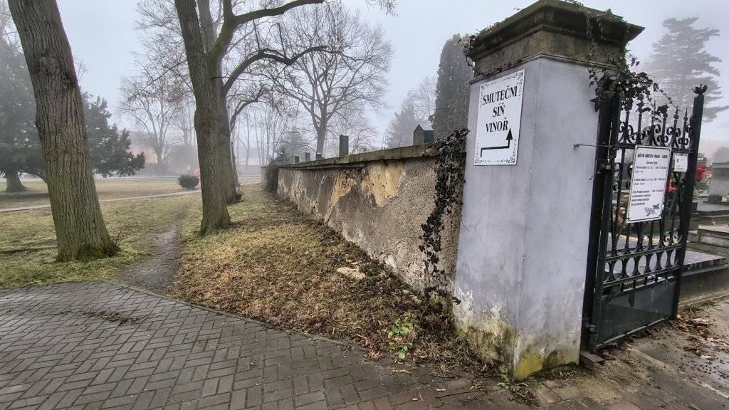 Druhý březnový týden se v parku před hřbitovem budou dít věci. Začíná obnova parku, která promění dnes trochu zašlý park v elegantní a přívětivé místo. Práce začnou opravou průčelní hřbitovní zdi, která je ve špatném stavu. Prostor parku je nyní formálně staveniště, bude se zde pohybovat stavební technika, prosíme proto o respektování pracovního prostoru a pokynů pracovníků stavby. Na hřbitov je přístup možný dalšími dvěma vstupy. Více viz článek na webu MČ Praha-Vinoř.
