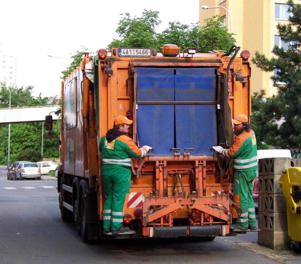 Poplatky za odpady a psy je nutné uhradit do konce března 2026, a to buď hotově, kartou na úřadě, nebo převodem na účet. Pokud platíte převodem, nezapomeňte si na úřadě vyzvednout novou samolepku na popelnici, bez ní nebude po 30. 3. 2026 svoz proveden. Pokud toužíte po vlastní BIO popelnici, je zde  možnost objednání nádoby přímo na úřadě městysu. Popelnici je nutné zaplatit na úřadě. Svoz BIO odpadu zůstává i nadále v ceně za svoz SKO. Pokud z nějakého důvodu nedošlo ke svozu, doporučujeme kontaktovat přímo svozovou společnost na uvedeném telefonním čísle. Ceny za likvidaci odpadů zůstávají pro rok 2026 stejné, s výhodou pro seniory starší 65 let. Poplatky je nutné uhradit do konce března 2026, a to buď hotově, kartou na úřadě, nebo převodem na účet. Nezapomeňte si také vytisknout kalendář svozů na lednici! Pokud nemáte možnost tisku, kalendář je k dispozici v tištěné verzi na úřadě.