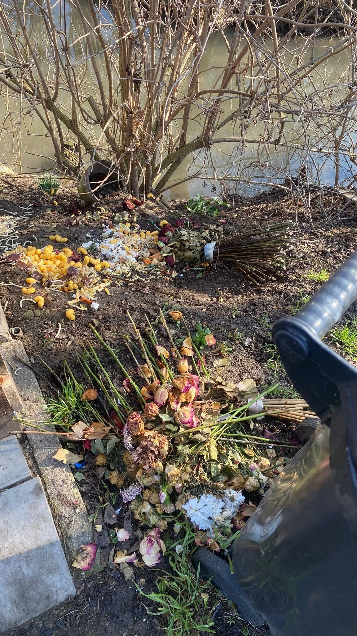 Rozmohl se nám tu takový nešvar! V lokalitě U Mlýna si kdosi z našich občanů usmyslel vytvořit černou skládku! Velmi nevzhlednou, odpudivou, nehezkou, nepěknou! Fuj! Vážení! Odložení odpadu mimo určené místo je kvalifikováno jako založení černé skládky. Odhazovat BIO odpad kdekoliv vás je fakt, to je taky dost mimo! Drazí nedbalí neohleduplní producenti odpadu, dělejte to jako všichni ostatní, s vaším odpadem zamiřte do určených nádob, případně na sběrný dvůr! Případně si můžete objednat placenou službu odvozu. Prostě to příště dělejte jako všichni ostatní,  tedy správně, a ohleduplně k životnímu prostředí, místu kde žijete, k druhým.