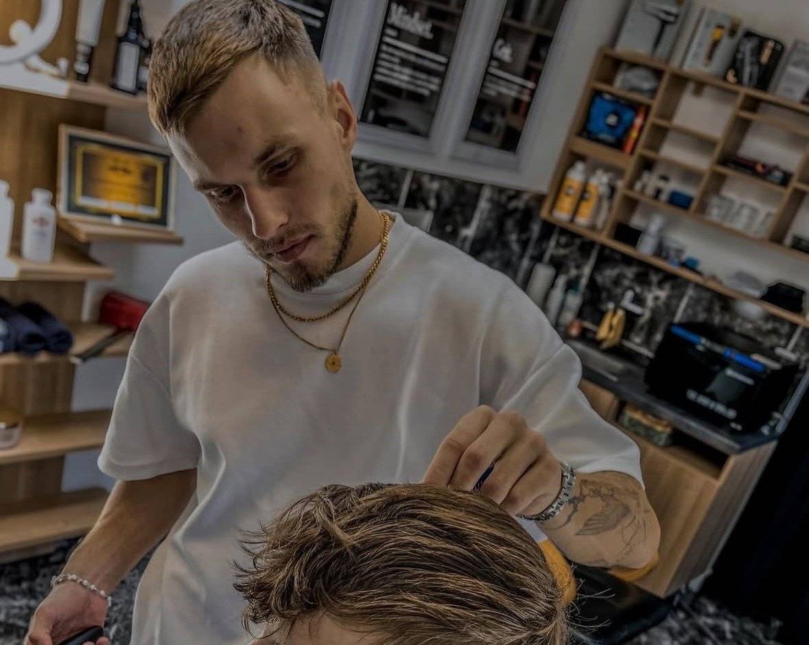 Od konce ledna ve městě najdete podnik, který spojuje pánské kadeřnictví a prodejnu highfashion tenisek.  ulice Komenského 8 -  pro více informací➡️ Instagram