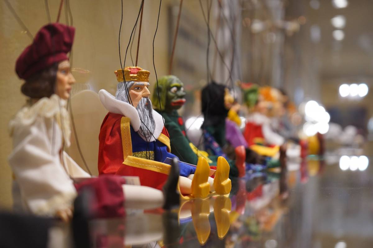 Litoměřický loutkový festival vstupuje do 22. ročníku, který se uskuteční od 14. do 18. března v Divadle Karla Hynka Máchy v Litoměřicích. Slavnostní zahájení proběhne v sobotu 14. března od 14 hodin a bude patřit průvodu Divadla KVELB. V jeho čele půjde desetimetrový drak, který mává křídly, kope nohama a chrlí oheň i kouř.  Průvod vyrazí od divadla na náměstí, kde drak a další obří loutky sehrají krátké představení a festival společně otevřou. Sobotní program pokračuje v 15 hodin pohádkou Otesánek v podání Divadla KVELB. Jedná se o loutkové zpracování příběhu podle K. J. Erbena. Představení je určené dětem i dospělým pohádkovým fanouškům. Od 16 hodin následně navážou výtvarné dílny pro děti, ve kterých si mohou vyrobit vlastní loutku nebo maňáska. V neděli 15. března v 15 hodin uvede Divadlo B pohádku Velký pán. Nové představení svou poetikou navazuje na oblíbeného Malého pána a vychází ze stejnojmenného filmu. Tvůrci využívají autentické loutky z filmového světa, díky nimž se diváci dostanou k příběhu zblízka. Příběh připomíná odvahu, sílu přátelství a lásky. V 16 hodin budou znovu připravené výtvarné dílny pro děti. V pondělí v 9 hodin se odehraje pohádka Na kouzelném paloučku v podání Loudadla. Děti se setkají s tančícími slunečnicemi, žabáky Kvikem a Kvakem i myšákem Kikem. Zavítají také pod hladinu a vydají se na výpravu s papírovými draky. V úterý 17. března v 9 hodin nabídne soubor Sem Tam Fór pololoutkovou inscenaci Ty nevíš, kdo je Pepek námořník? Příběh je plný humoru a nadsázky. Připomene špenát, námořnické historky i „tajemství“ tatínkových pracoven. Ve středu 18. března v 9 hodin festival uzavře pohádka O Zlatovlásce v podání Divadla Víti Marčíka. Představení stojí na přímé komunikaci herce s publikem. Loutky se stávají pomocníky vyprávění. Nechybí typický humor a moudrost lidového vypravěče. Představení ve všední dny jsou určeny pro děti mateřských škol. V případě volné kapacity bude možné vstupenky zakoupit v divadle před představením. Více informací naleznete na www.mkz-ltm.cz. Tisková zpráva Městských kulturních zařízení, zpracovala: Aneta Břeňová, PR manažer