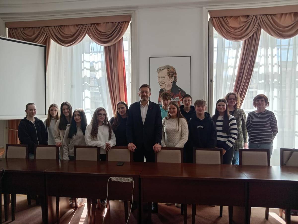 Ve středu dne 25. února se vydaly obě deváté třídy na cestu do Prahy. Cílem byla návštěva Poslanecké sněmovny Parlamentu České republiky v Praze.