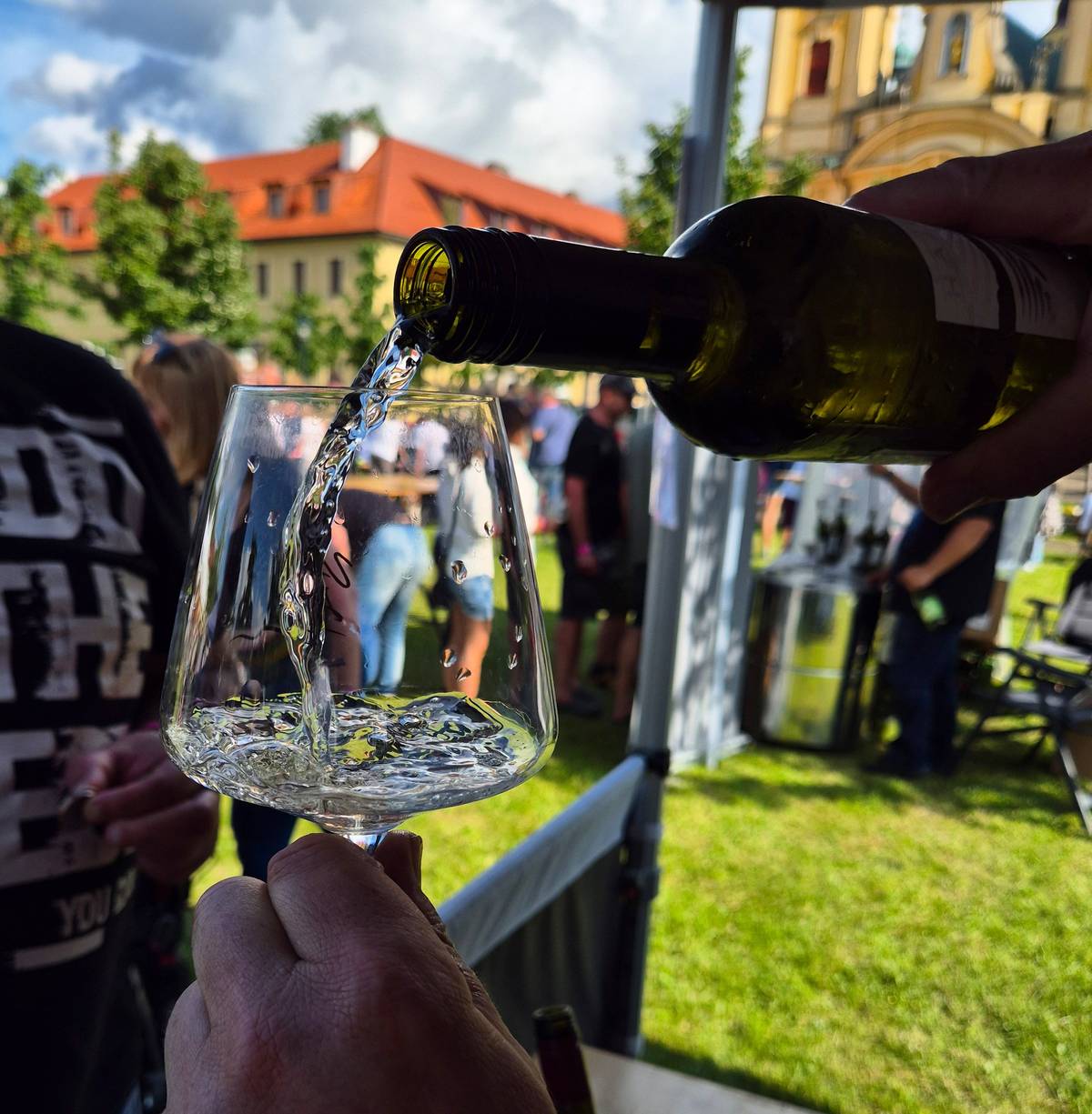 On-line můžete vstupenky zakoupit na tomto odkaze - https://www.kino.mestohejnice.cz/film/33003    Vstupné je celkem 250,- Kč a skládá se ze 150,- Kč za letošní koštovací sklenku (ta zůstává návštěvníkům) s rozlišovacím náramkem a poukázkou na 100,- Kč na nákup lahvového vína od zúčastněných vinařů.     Prvních 100 zakoupených vstupenek u kterých bude při nákupu použit slevový kód VINO2026 bude levnější o 50,- Kč. Předprodej bude probíhat od středy na webu a následně také fyzicky v Infocentru Hejnice v budově kina (pátek a sobota 9 - 15 hod, neděle 9 - 12 hod).     Chcete mít letošní originální skleničku a hlavně jistotu, že se na akci dostanete? Pořiďte si vstupenku v předprodeji. Na místě půjde do prodeje velmi omezené množství vstupenek. Celková kapacita omezena. Hejnické Vínohraní