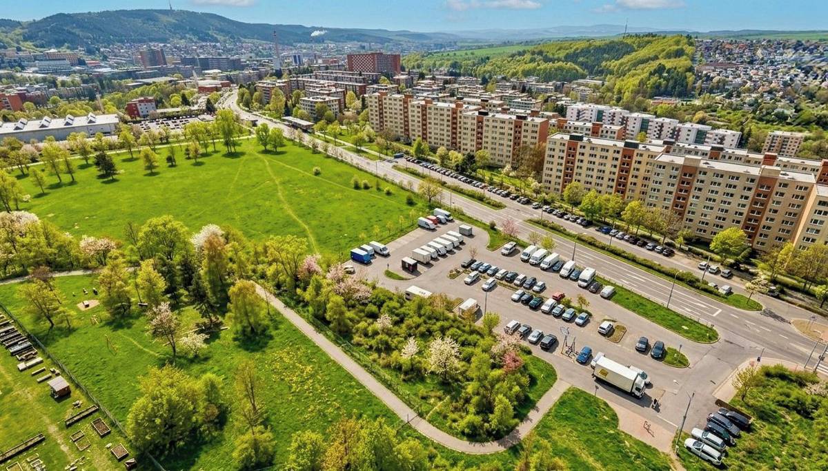 Zlín - Statutární město Zlín vyhlásilo ve středu 4. března urbanistickou soutěž s názvem Torzo Zlín - nové ♥ Jižních Svahů. Cílem dvoukolové soutěže je nalézt kvalitní a dlouhodobě udržitelné řešení pro zhruba sedm hektarů velké území, které je určeno už od prvotních koncepcí z počátku 80. let minulého století k zástavbě.