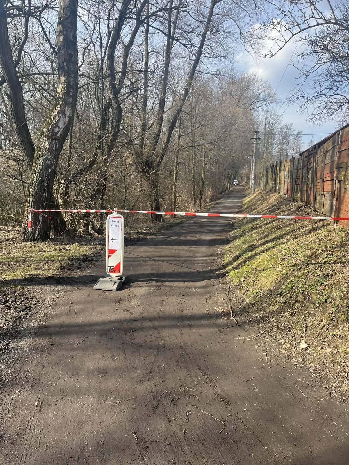 Vážení občané, od dnešního dne, 04.03.2026, je uzavřena část komunikace  ul. Lubenská (za kempem), až do odvolání.     👉 Cyklisté a chodci mohou využít náhradní turistickou stezku podél hráze.     👉 V místě uzavírky hrozí riziko padání stromů, které může ohrozit životy a zdraví.     Situaci intenzivně řešíme ve spolupráci s vlastníky pozemků, odstranění rizika vyžaduje čas.     Prosíme o dodržování uzavírky a zvýšenou opatrnost. 🙏     Děkujeme za pochopení.   #frydlantno