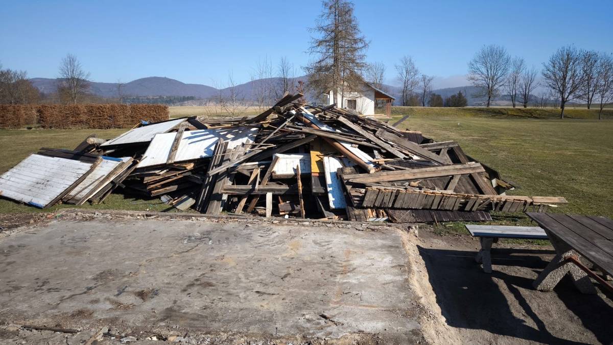 Vážení občané, Obec nabízí zdarma dřevo z demolice starých kabin na fotbalovém hřišti. V případě zájmu prosím kontaktujte Obecní úřad Tetín. Dřevo bude vydáváno do vyčerpání zásob.   Obecní úřad Tetín tel: 311 622 316