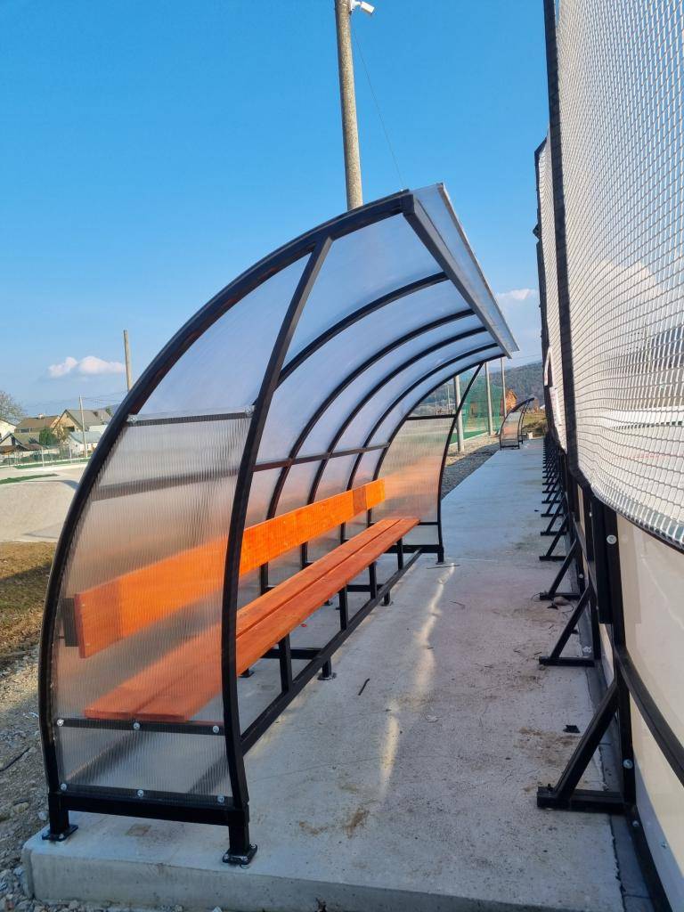 Viacúčelový areál v Hloži ponúka od roku 2021 rozmanité možnosti trávenia voľného času- detské ihrisko, workout, pingpongový stôl, multifunkčné ihrisko s umelou trávou, pumptrack a najnovšie pribudlo hokejbalové ihrisko.