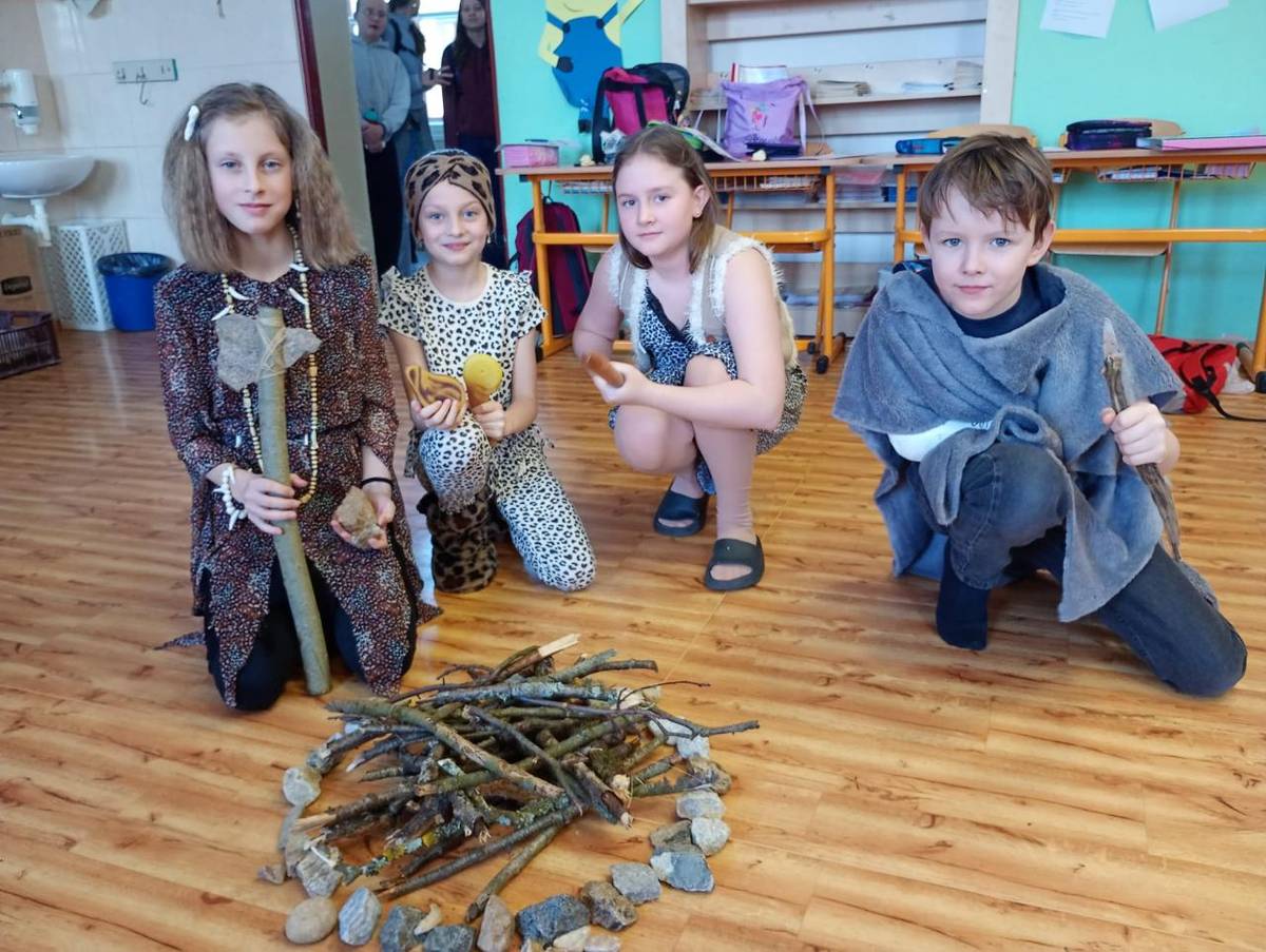 V úterý 3.3. se naše třída proměnila v pravěkou jeskyni, kterou osídlili pralidé.