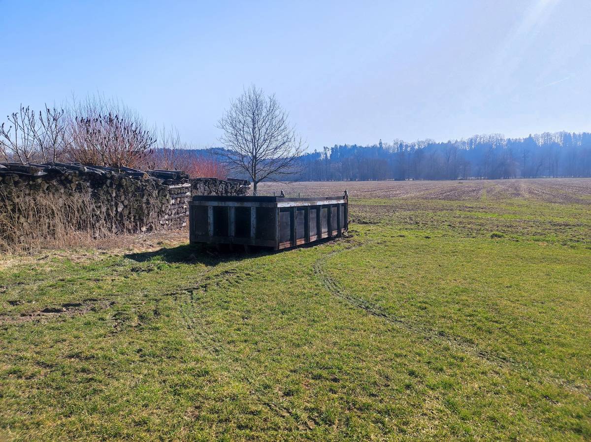 Informujeme občany, že od včerejšího dne jsou na svých obvyklých místech přistaveny velkoobjemové kontejnery na bioodpad. 📍 Synkov – pod hospodou 📍 Slemeno – v blízkosti parkoviště u školy Kontejnery jsou umístěny na stejných místech jako v předchozích letech. ⚠️ Upozornění: Do kontejnerů patří pouze bioodpad (např. tráva, listí, rostlinné zbytky ze zahrad). Nevhazujte prosím větve, dřevo ani jiné odpady, které do bioodpadu nepatří. Děkujeme.