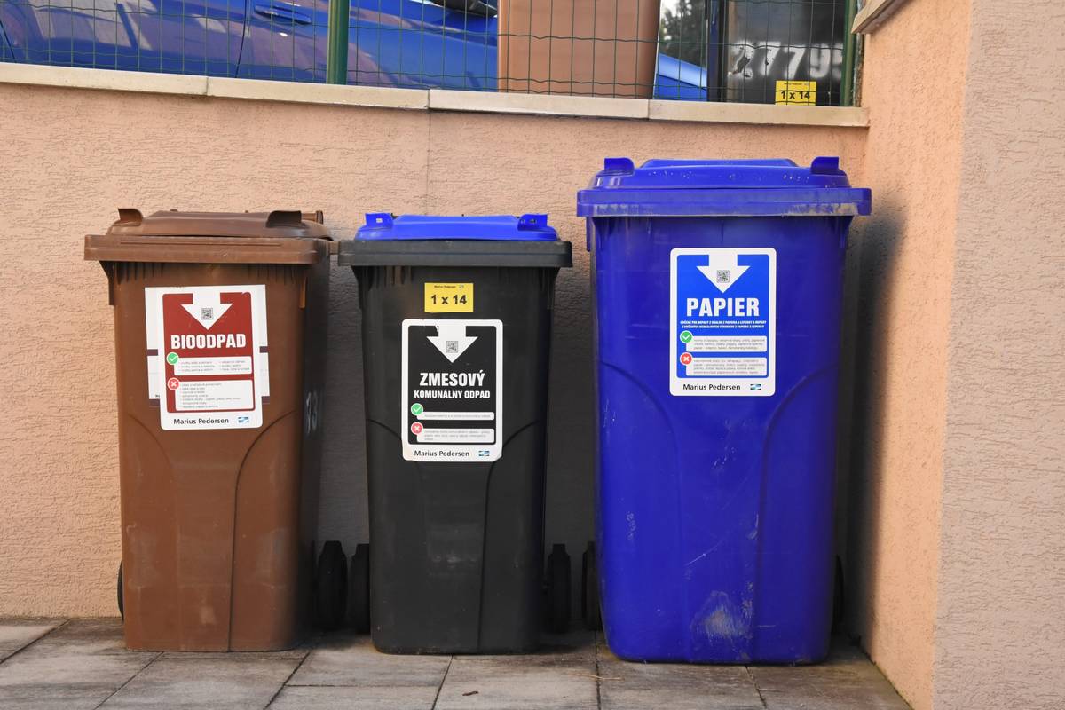 Za rok 2025 sme v Trenčíne dosiahli úroveň vytriedenia odpadu 51,73 %. Oproti predchádzajúcemu roku 2024, kedy sme dosiahli úroveň 50,826 %, je to zlepšenie o necelé jedno percento. Na základe úrovne vytriedenia komunálnych odpadov sa podľa nariadenia vlády určuje sadzba pre rok 2026 za uloženie jednej tony zmesového komunálneho odpadu a objemného odpadu na skládku odpadov [...]Čítať viac...