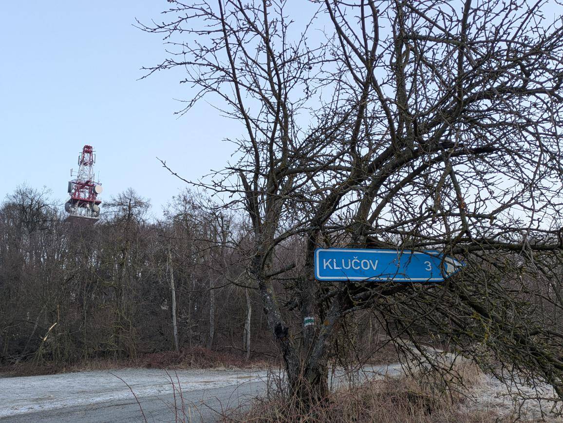 Na Klučovské hoře si někdo hrál .. Na jabloň umístil ceduli Klučov 3 km (pravděpodobně z křižovatky Pozďátky-Klučov) . Uvidíme jak dlouho tam vydrží.   Nahlášeno příslušné organizaci.
